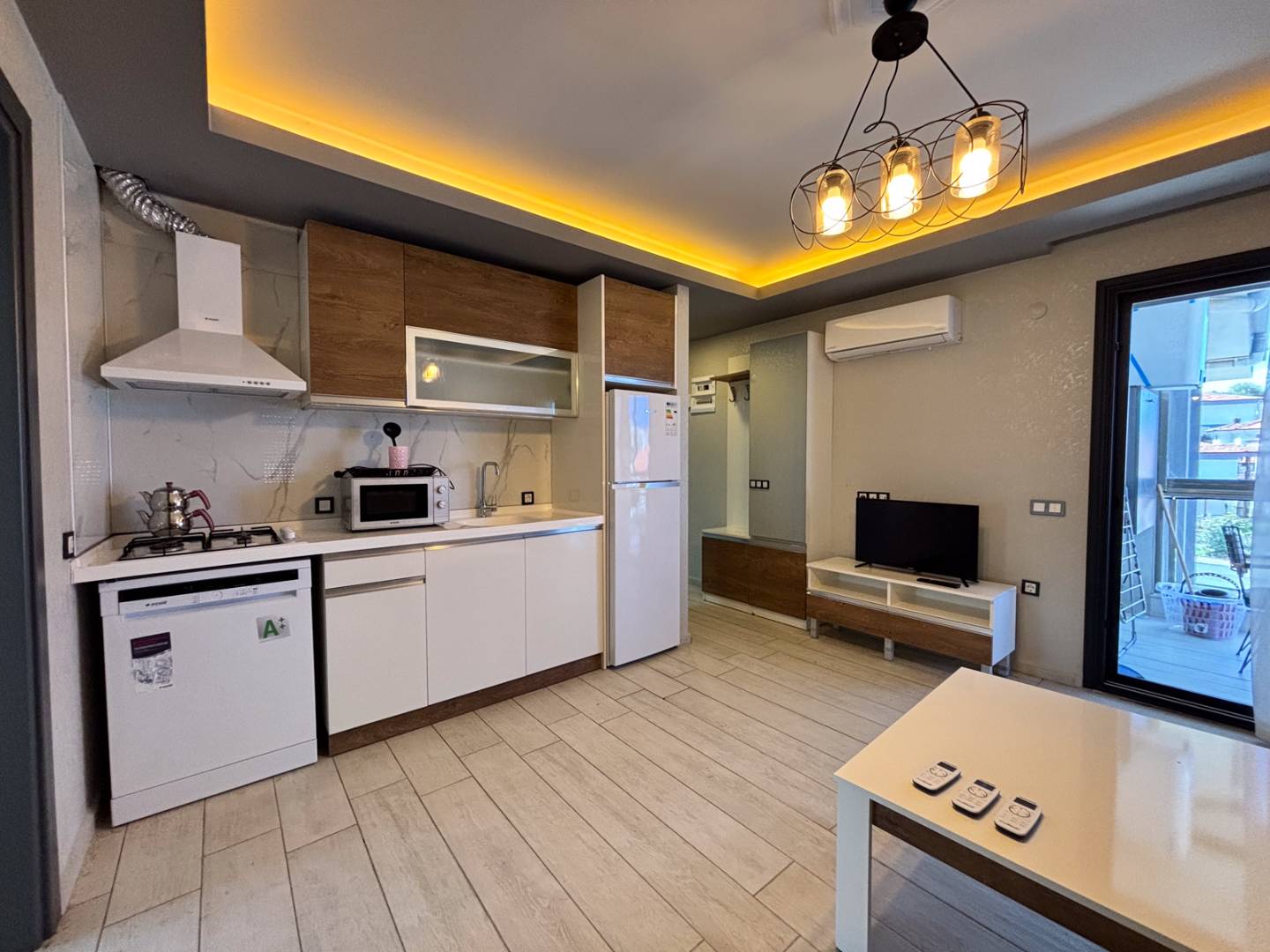 Kuşadası Bayraklıdede'de Merkezi Konumda, Ortak Havuzlu, 2+1 Tatil Evi