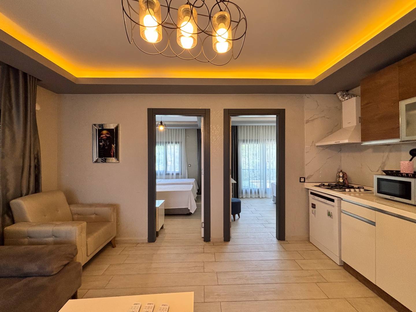 Kuşadası Bayraklıdede'de Merkezi Konumda, Ortak Havuzlu, 2+1 Tatil Evi