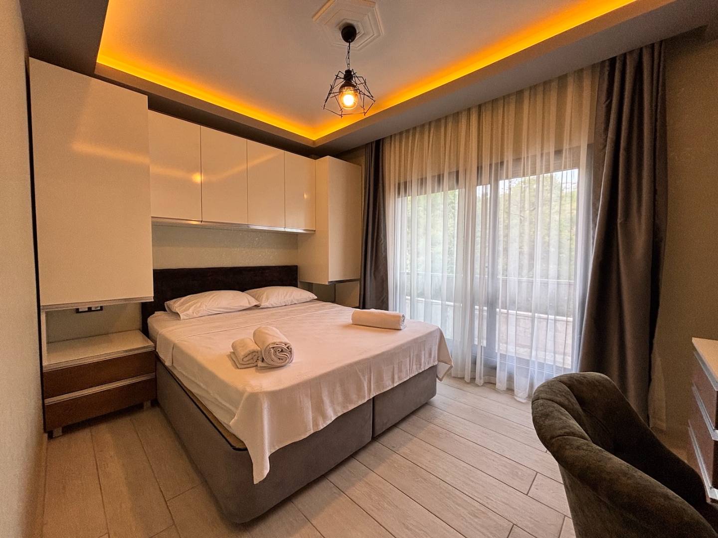 Kuşadası Bayraklıdede'de Merkezi Konumda, Ortak Havuzlu, 2+1 Tatil Evi