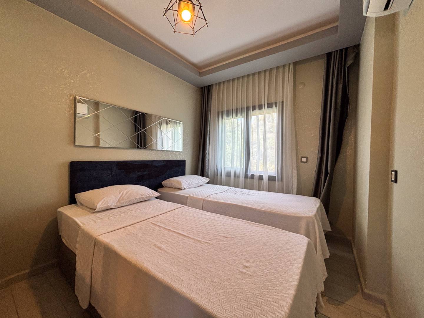Kuşadası Bayraklıdede'de Merkezi Konumda, Ortak Havuzlu, 2+1 Tatil Evi