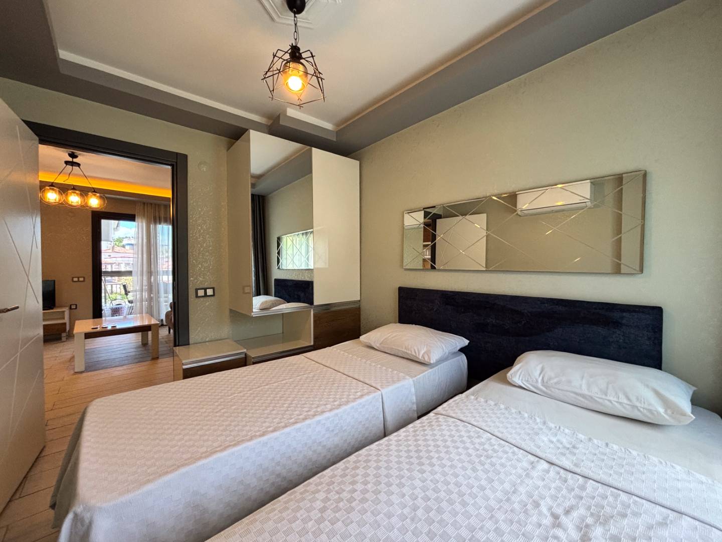 Kuşadası Bayraklıdede'de Merkezi Konumda, Ortak Havuzlu, 2+1 Tatil Evi
