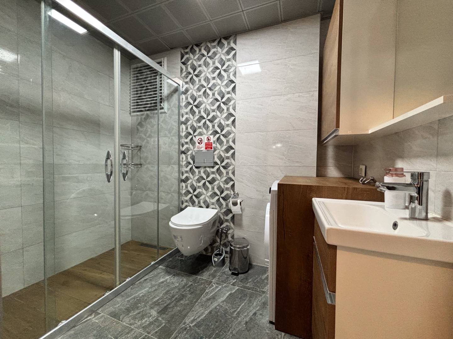 Kuşadası Bayraklıdede'de Merkezi Konumda, Ortak Havuzlu, 2+1 Tatil Evi