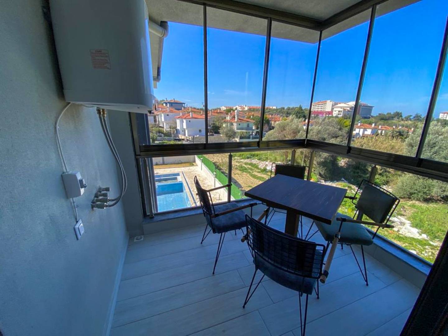 Kuşadası Bayraklıdede'de Merkezi Konumda, Ortak Havuzlu, 2+1 Tatil Evi