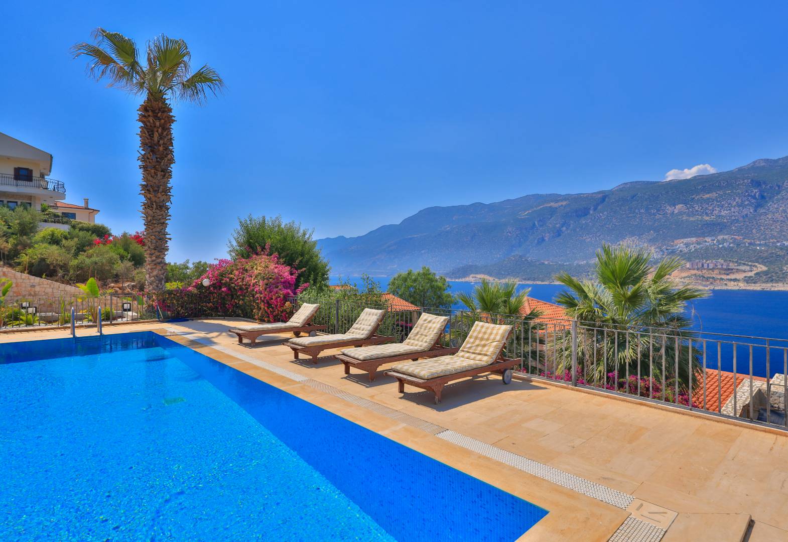 Kaş Andifli'de Muhteşem Deniz Manzaralı, Özel Havuzlu, 6 Kişilik Villa
