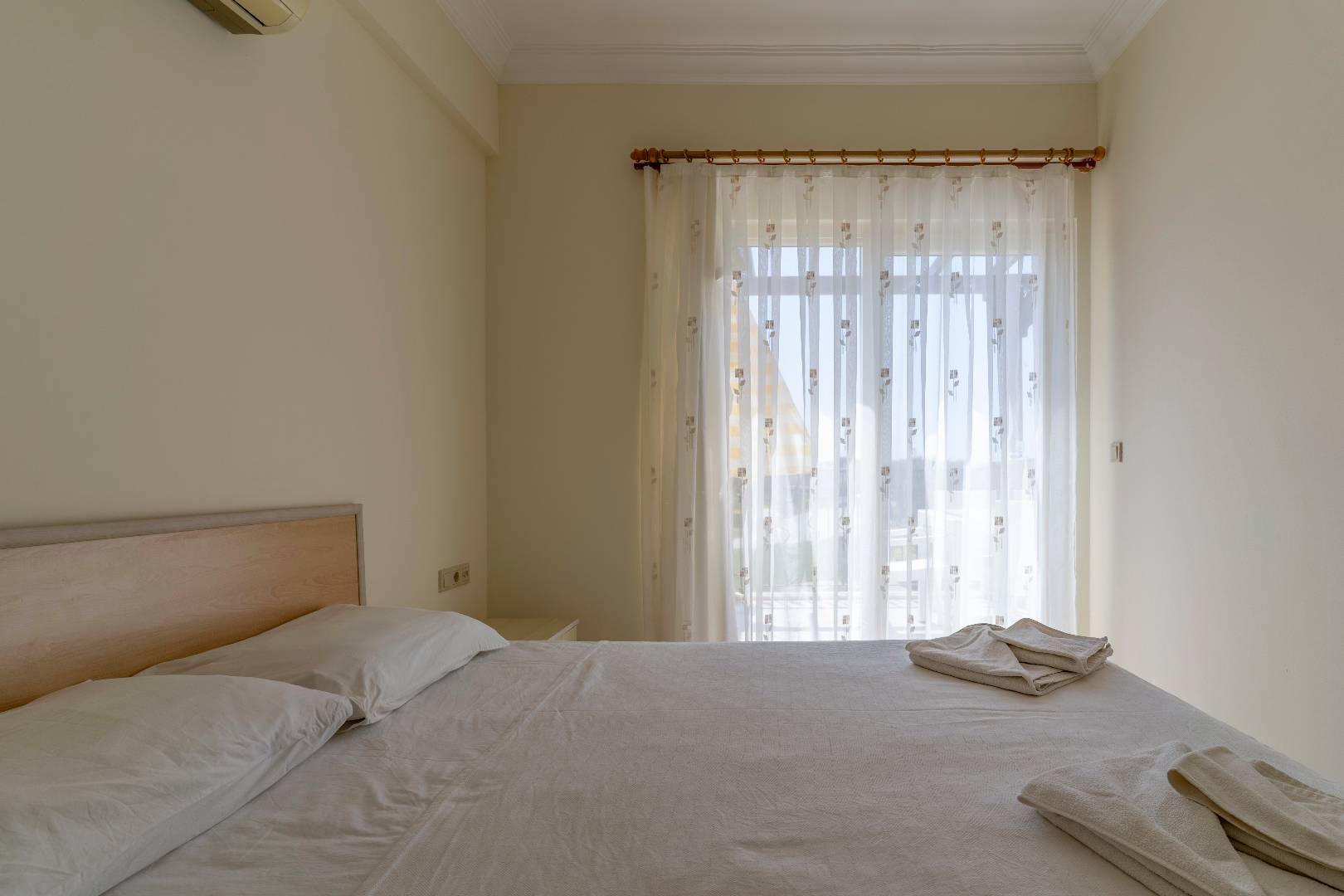 Didim Akbük'te Denize Sıfır, Ortak Havuzlu, Modern Tasarımlı Villa
