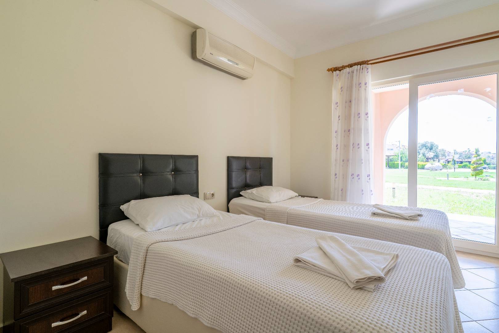 Didim Akbük'te Denize Sıfır, Ortak Havuzlu, Modern Tasarımlı Villa