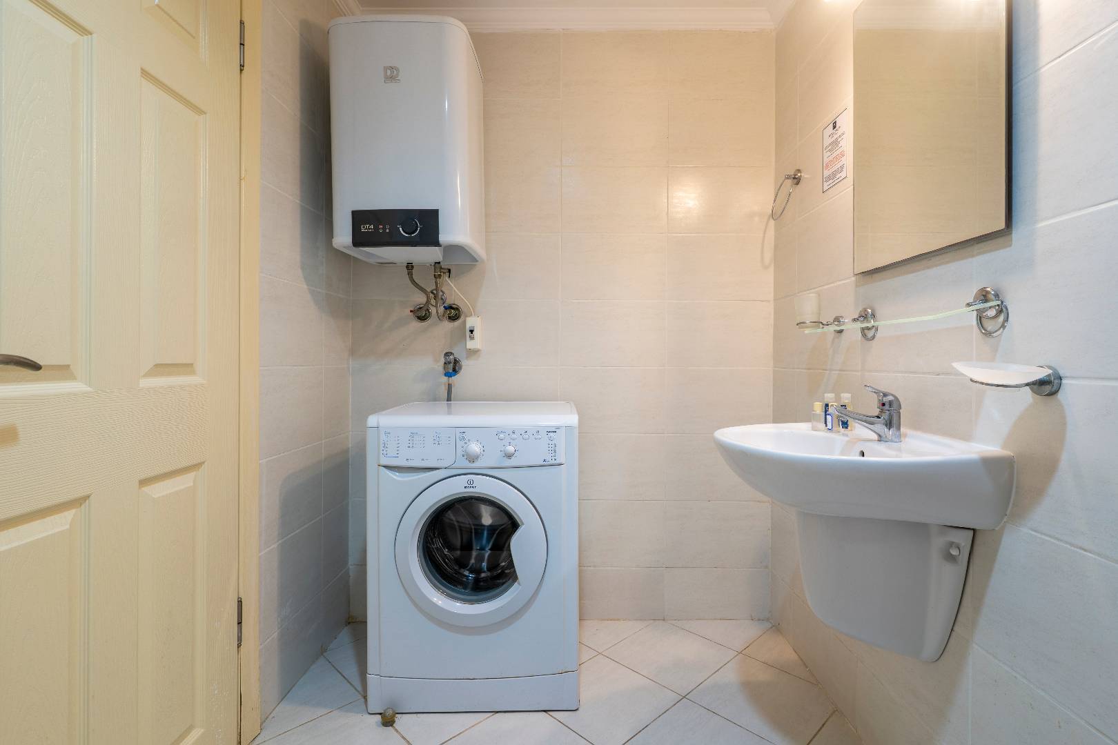 Didim Akbük'te Denize Sıfır, Ortak Havuzlu, Modern Tasarımlı Villa