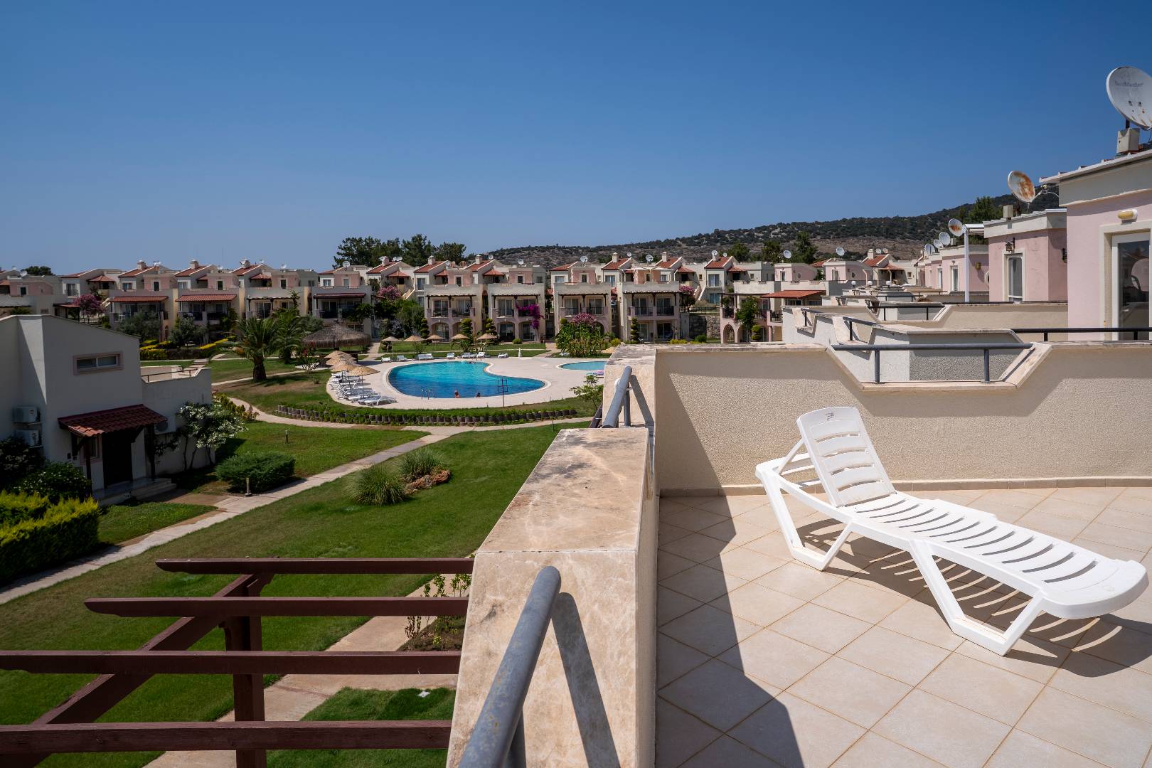 Didim Akbük'te Denize Sıfır, Ortak Havuzlu, Modern Tasarımlı Villa
