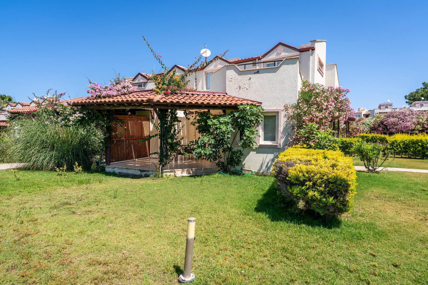 Didim Akbük'te Denize Sıfır, Özel Plajlı, 3+1 Kiralık Villa 45822 - 1