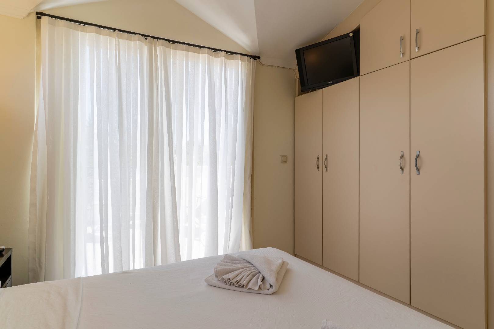 Didim Akbük'te Denize Sıfır, Özel Plajlı, 3+1 Kiralık Villa