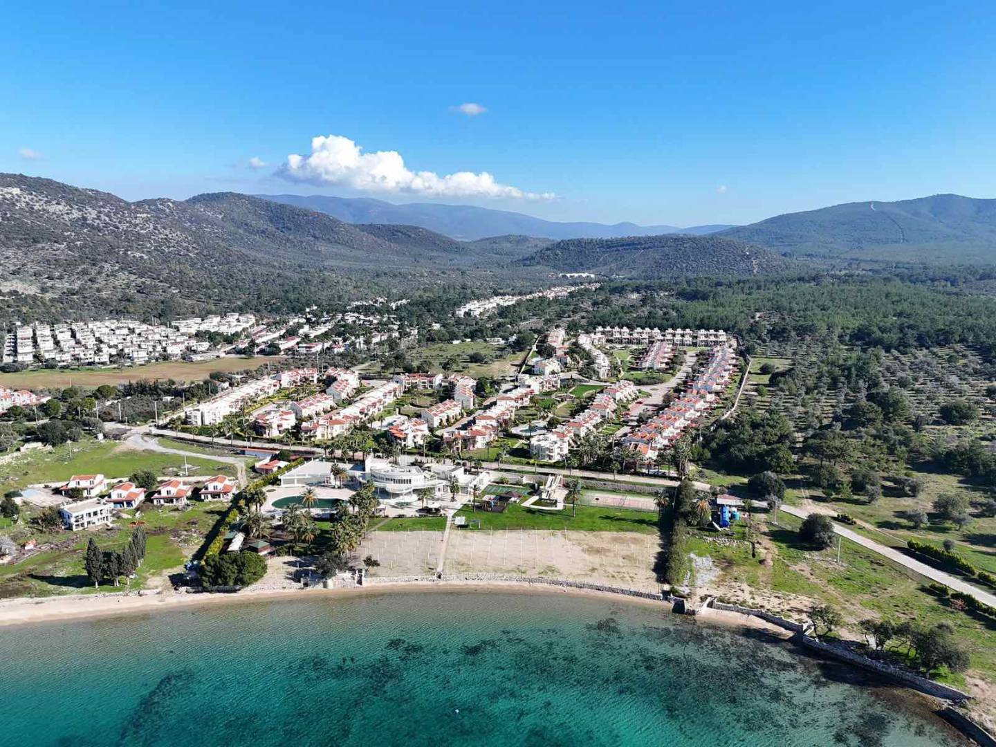 Didim Akbük'te Denize Sıfır, Özel Plajlı, 3+1 Kiralık Villa