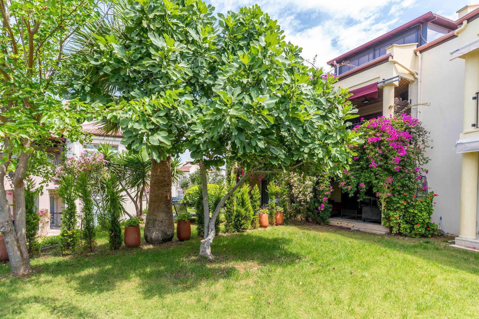 Didim Akbük'te Plajlı Tesis İçerisinde, Ortak Havuzlu, Kiralık Daire