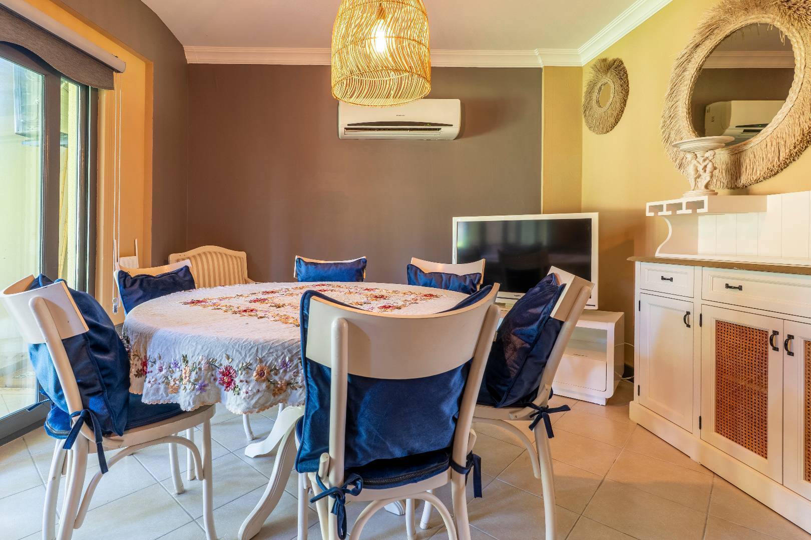 Didim Akbük'te Plajlı Tesis İçerisinde, Ortak Havuzlu, Kiralık Daire