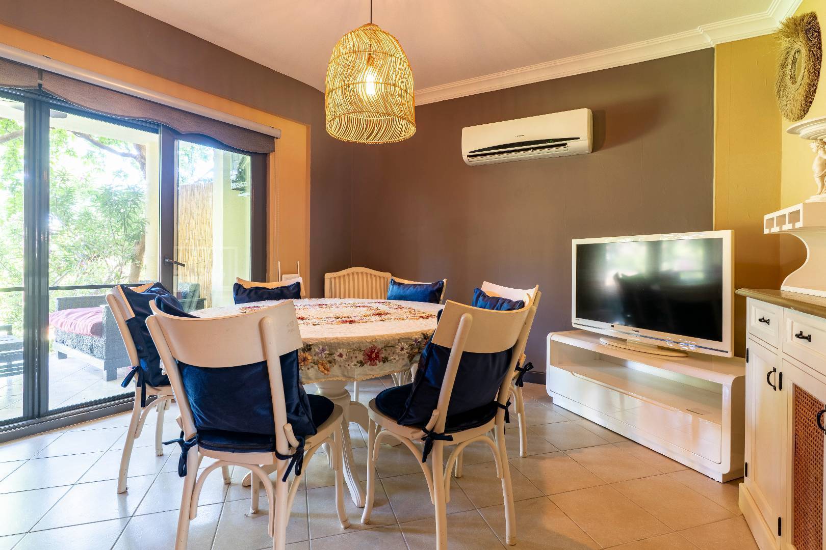 Didim Akbük'te Plajlı Tesis İçerisinde, Ortak Havuzlu, Kiralık Daire