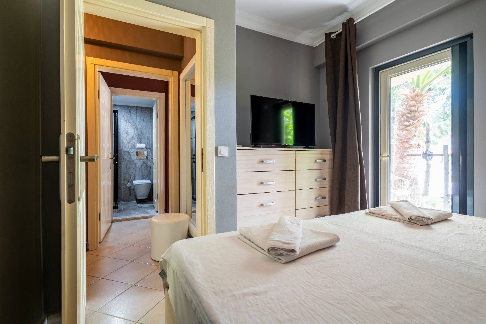 Didim Akbük'te Plajlı Tesis İçerisinde, Ortak Havuzlu, Kiralık Daire