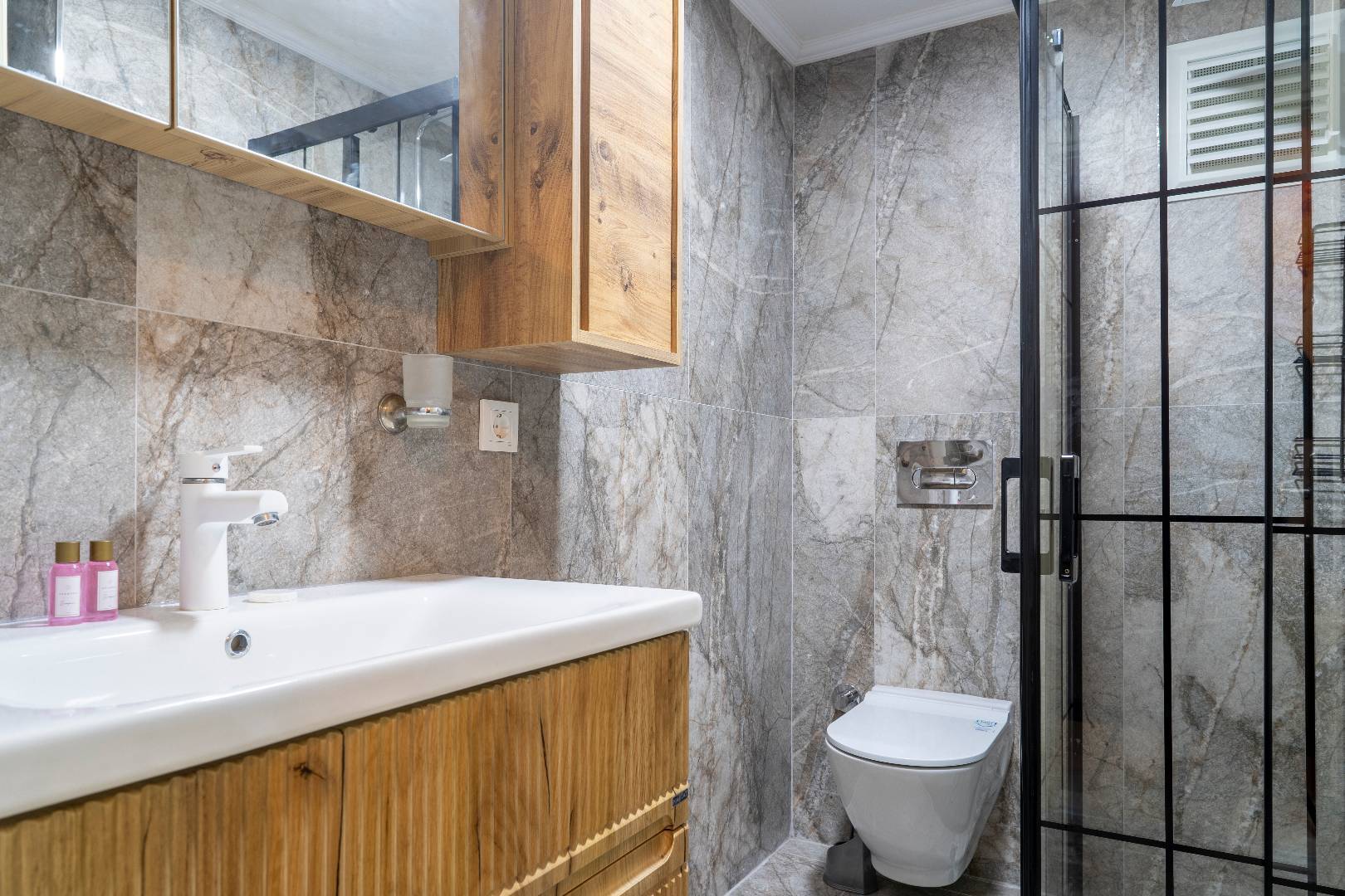 Didim Akbük'te Plajlı Tesis İçerisinde, Ortak Havuzlu, Kiralık Daire