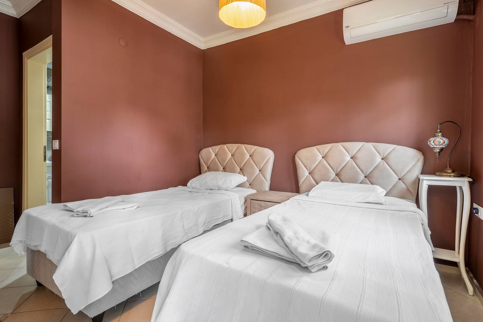 Didim Akbük'te Plajlı Tesis İçerisinde, Ortak Havuzlu, Kiralık Daire