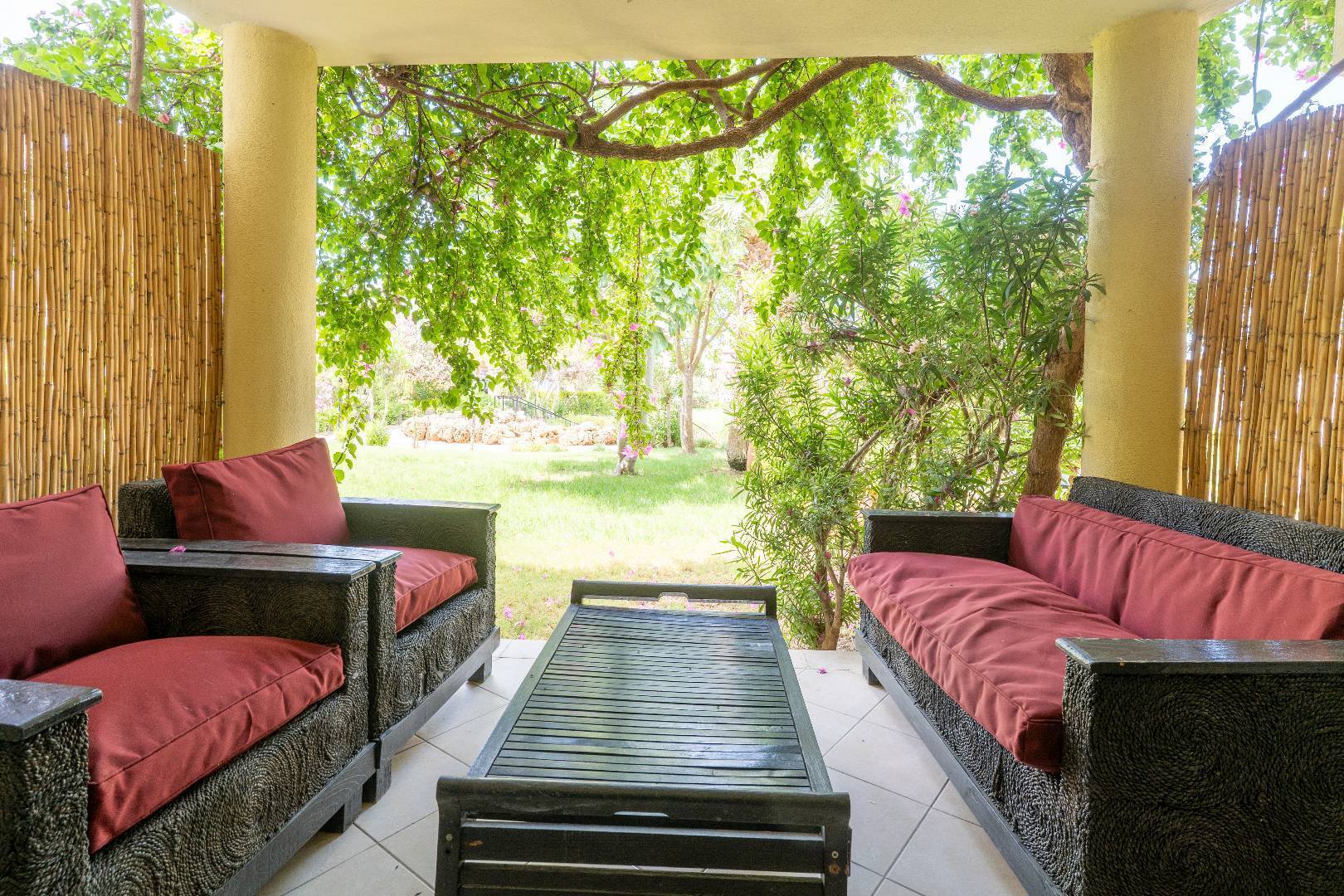 Didim Akbük'te Plajlı Tesis İçerisinde, Ortak Havuzlu, Kiralık Daire