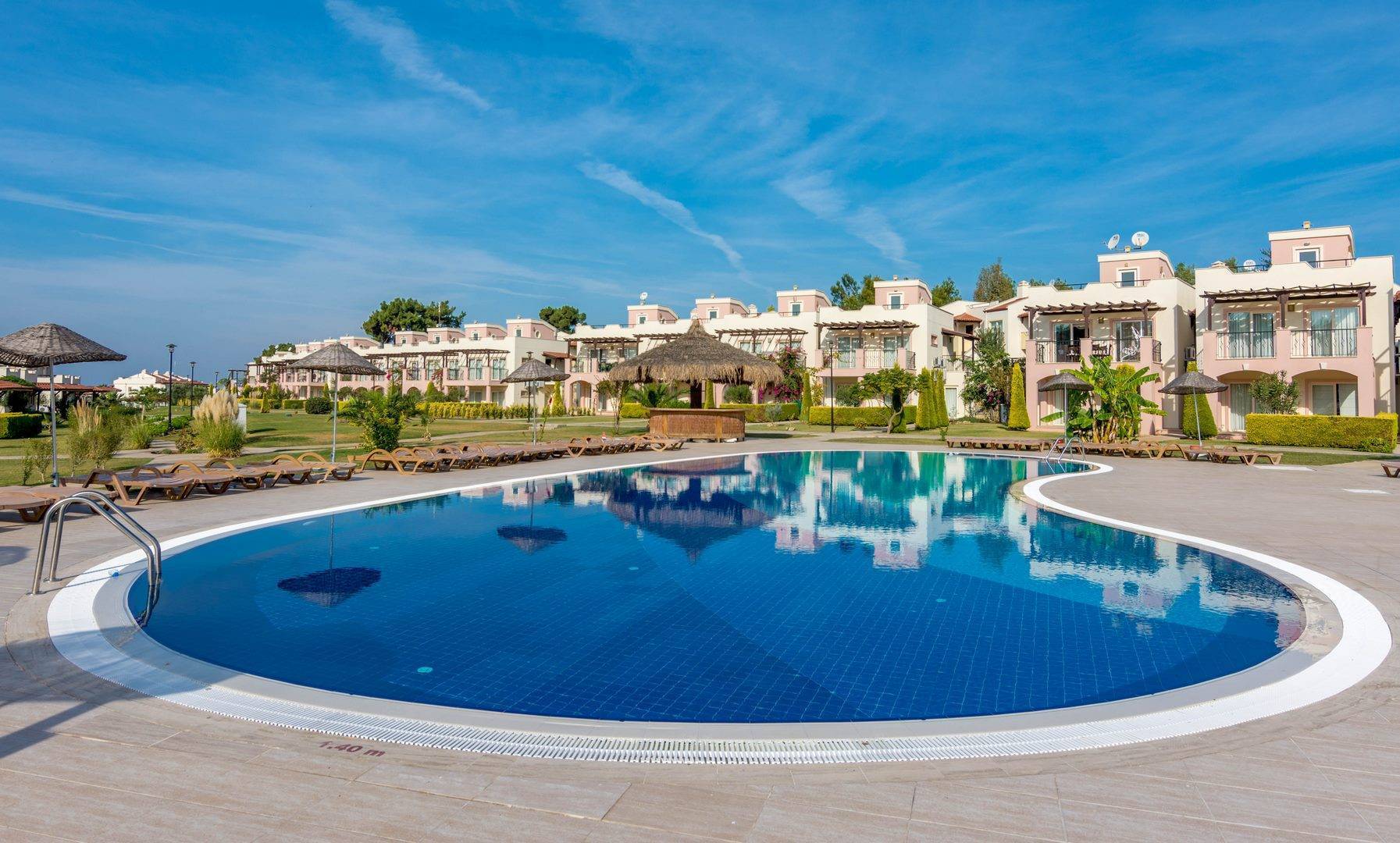 Didim Akbük'te Plajlı Tesis İçerisinde, Ortak Havuzlu, Kiralık Daire