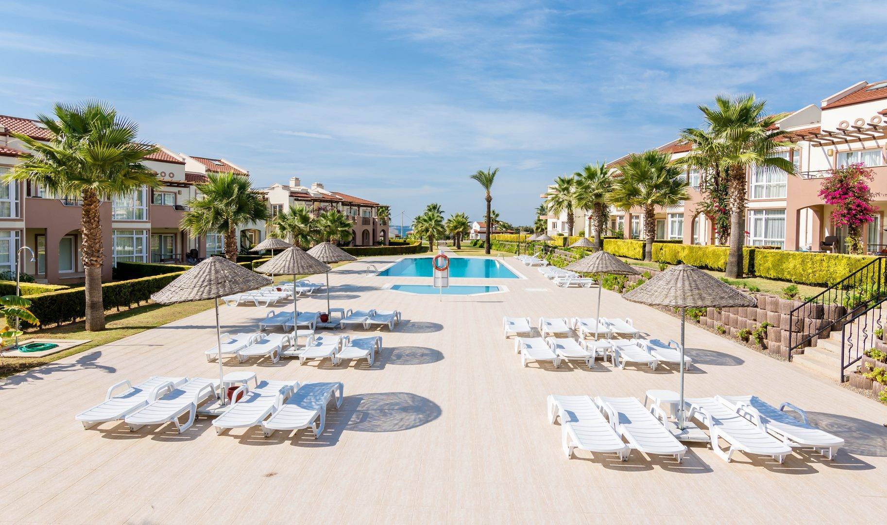 Didim Akbük'te Plajlı Tesis İçerisinde, Ortak Havuzlu, Kiralık Daire