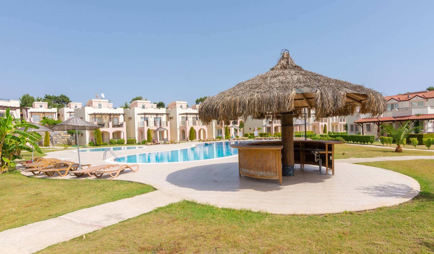 Didim Akbük'te Plajlı Tesis İçerisinde, Ortak Havuzlu, Kiralık Daire