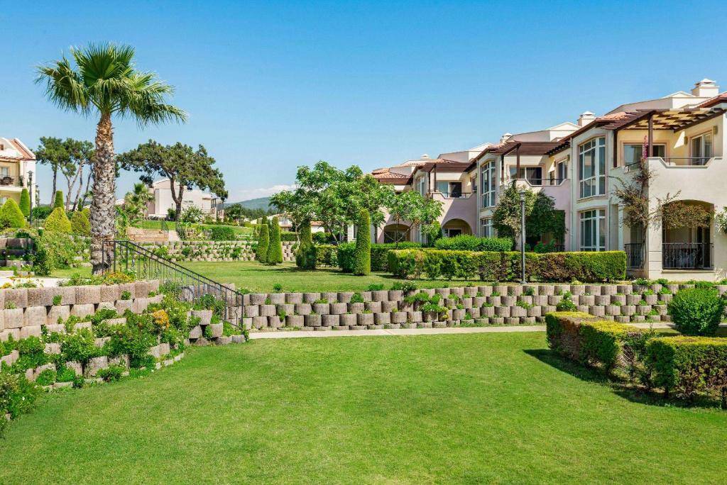 Didim Akbük'te Plajlı Tesis İçerisinde, Ortak Havuzlu, Kiralık Daire