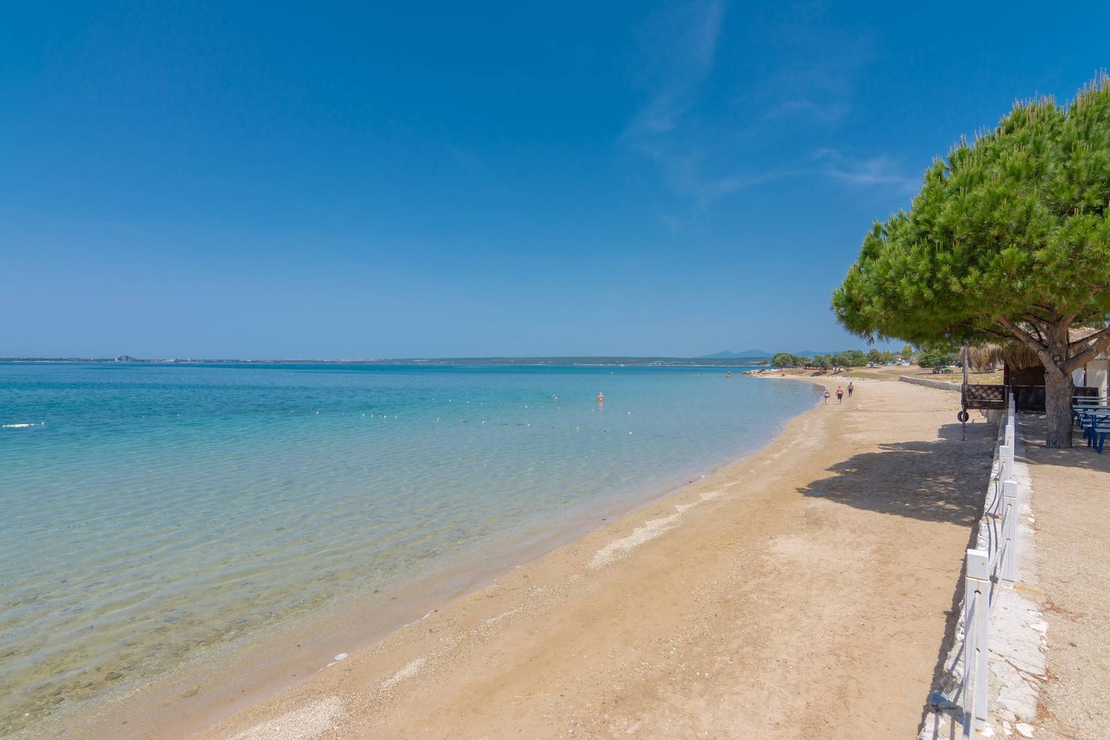 Didim Akbük'te Plajlı Tesis İçerisinde, Ortak Havuzlu, Kiralık Daire