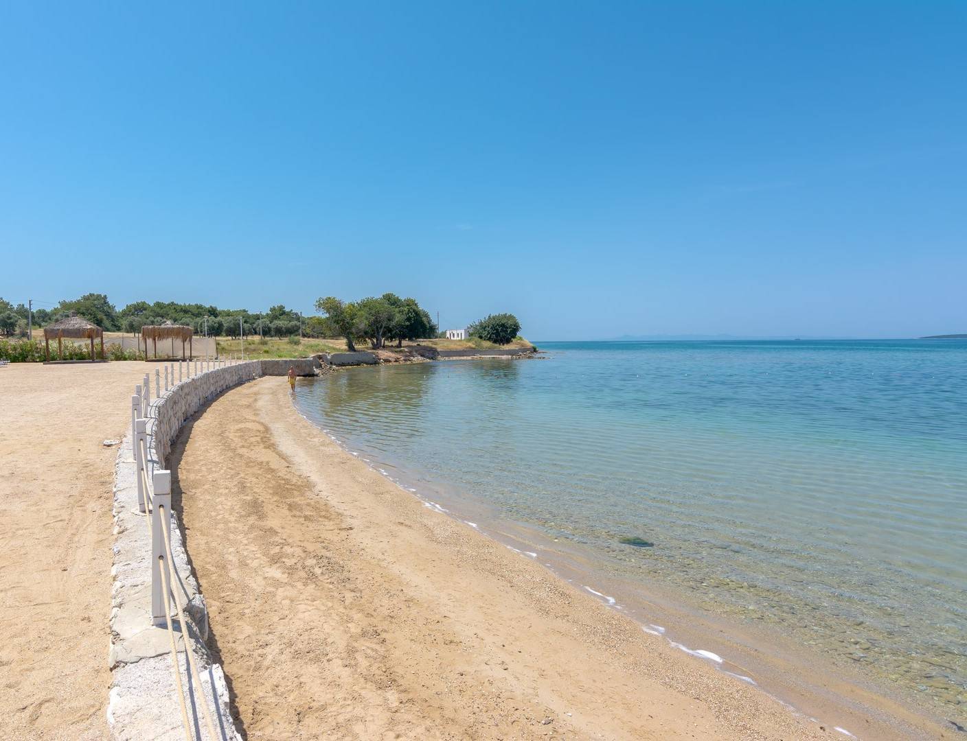 Didim Akbük'te Plajlı Tesis İçerisinde, Ortak Havuzlu, Kiralık Daire