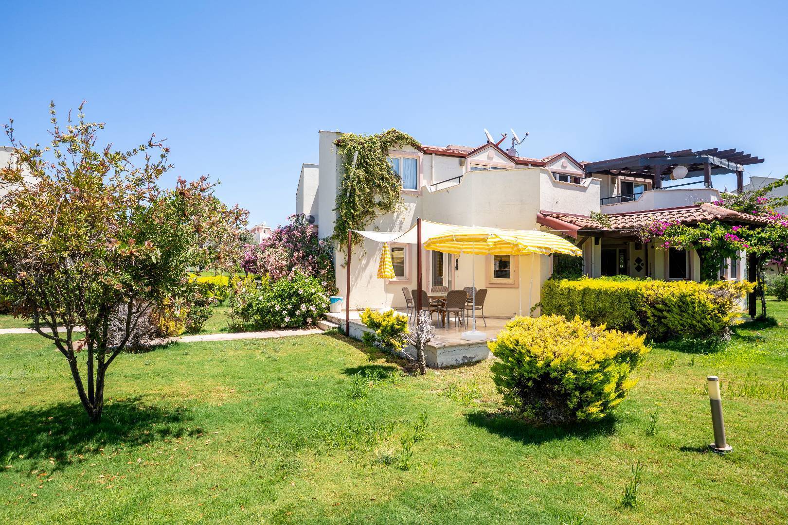 Didim Akbük'te Tesis İçerisinde, 3+1, Bahçeli Villa