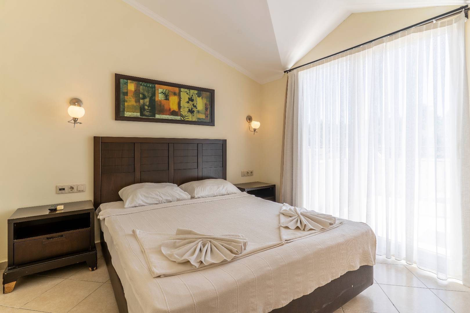 Didim Akbük'te Tesis İçerisinde, 3+1, Bahçeli Villa