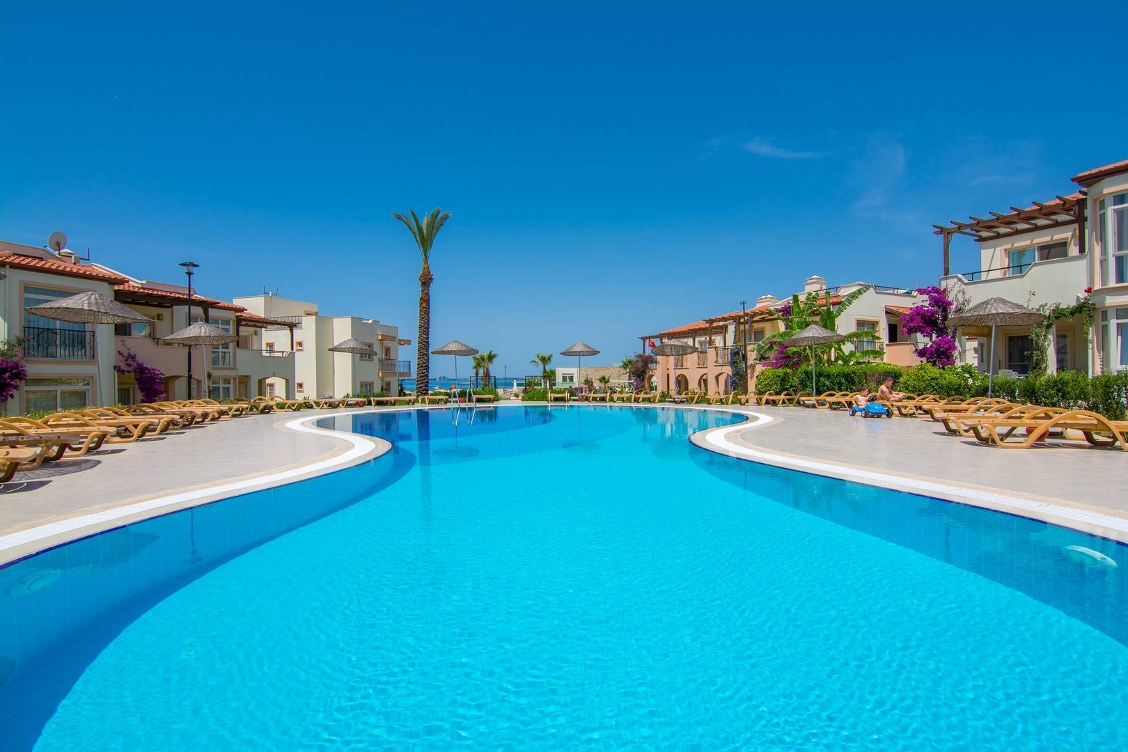 Didim Akbük'te Tesis İçerisinde, 3+1, Bahçeli Villa