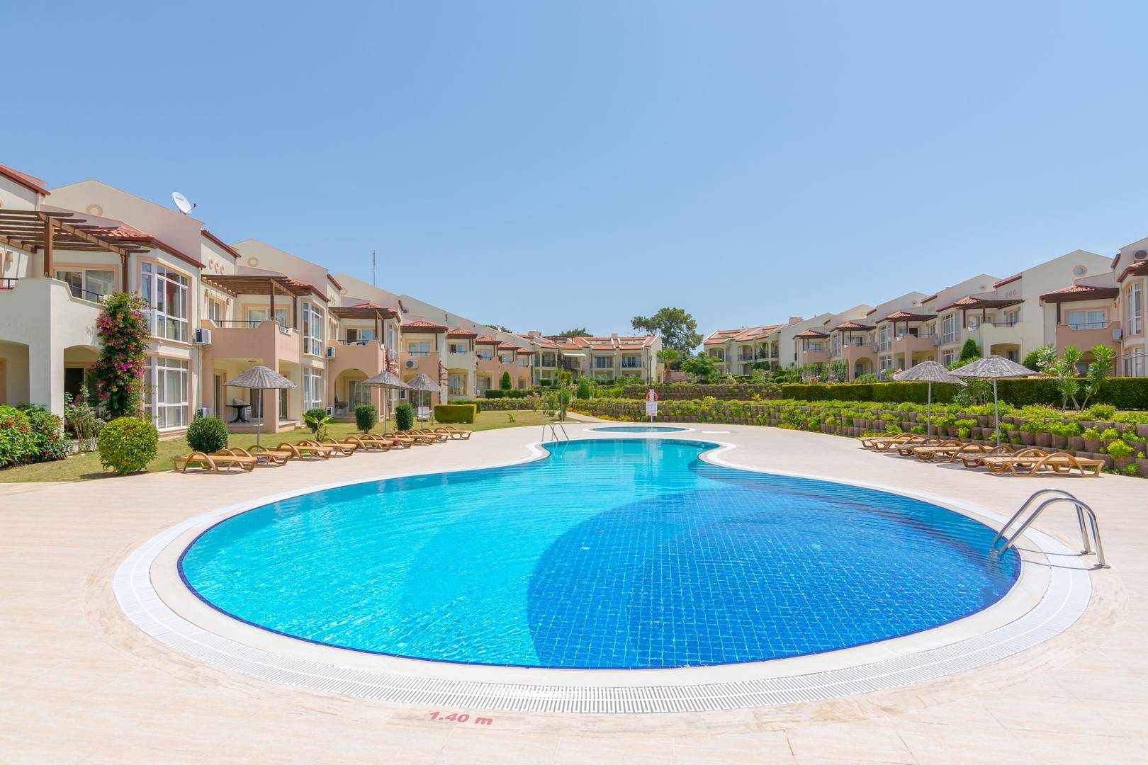 Didim Akbük'te Tesis İçerisinde, 3+1, Bahçeli Villa