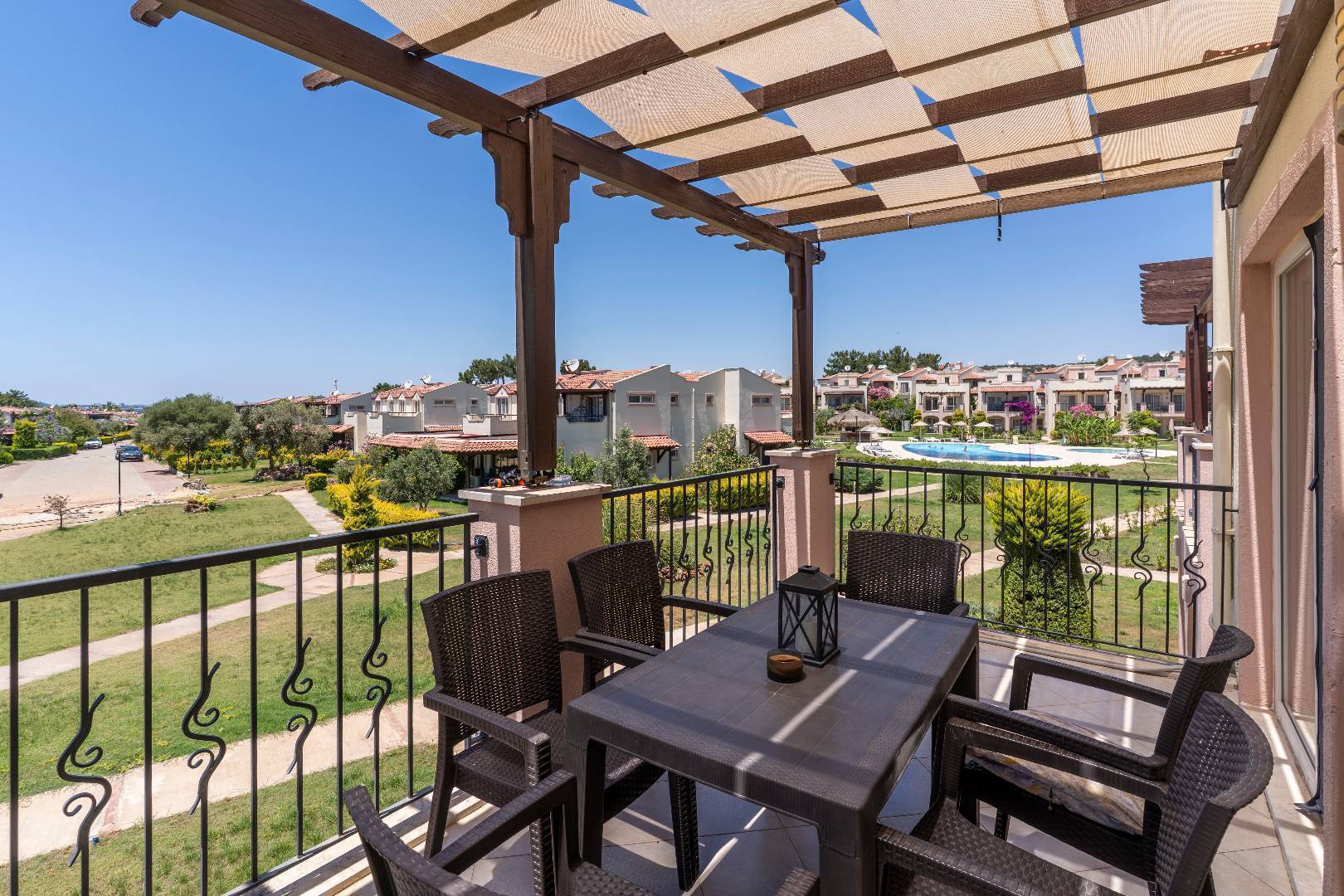 Didim Akbük'te Tesis İçerisinde, Ortak Havuzlu, 3+1 Villa