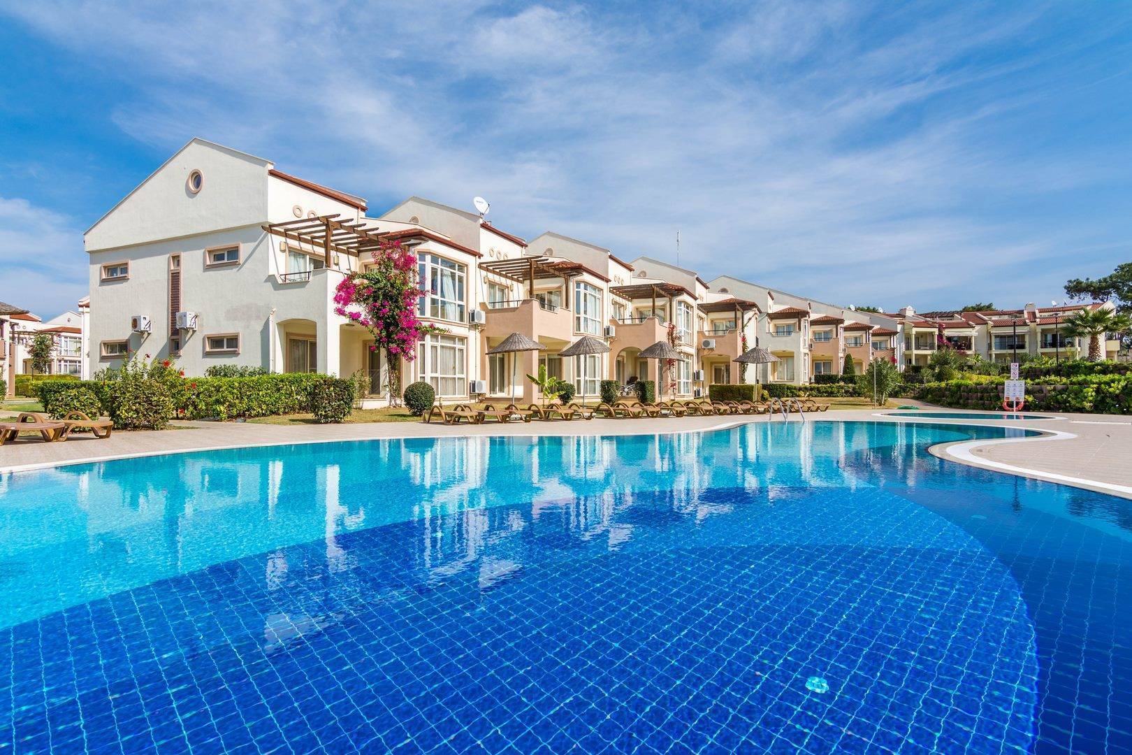 Didim Akbük'te Tesis İçerisinde, Ortak Havuzlu, 3+1 Villa