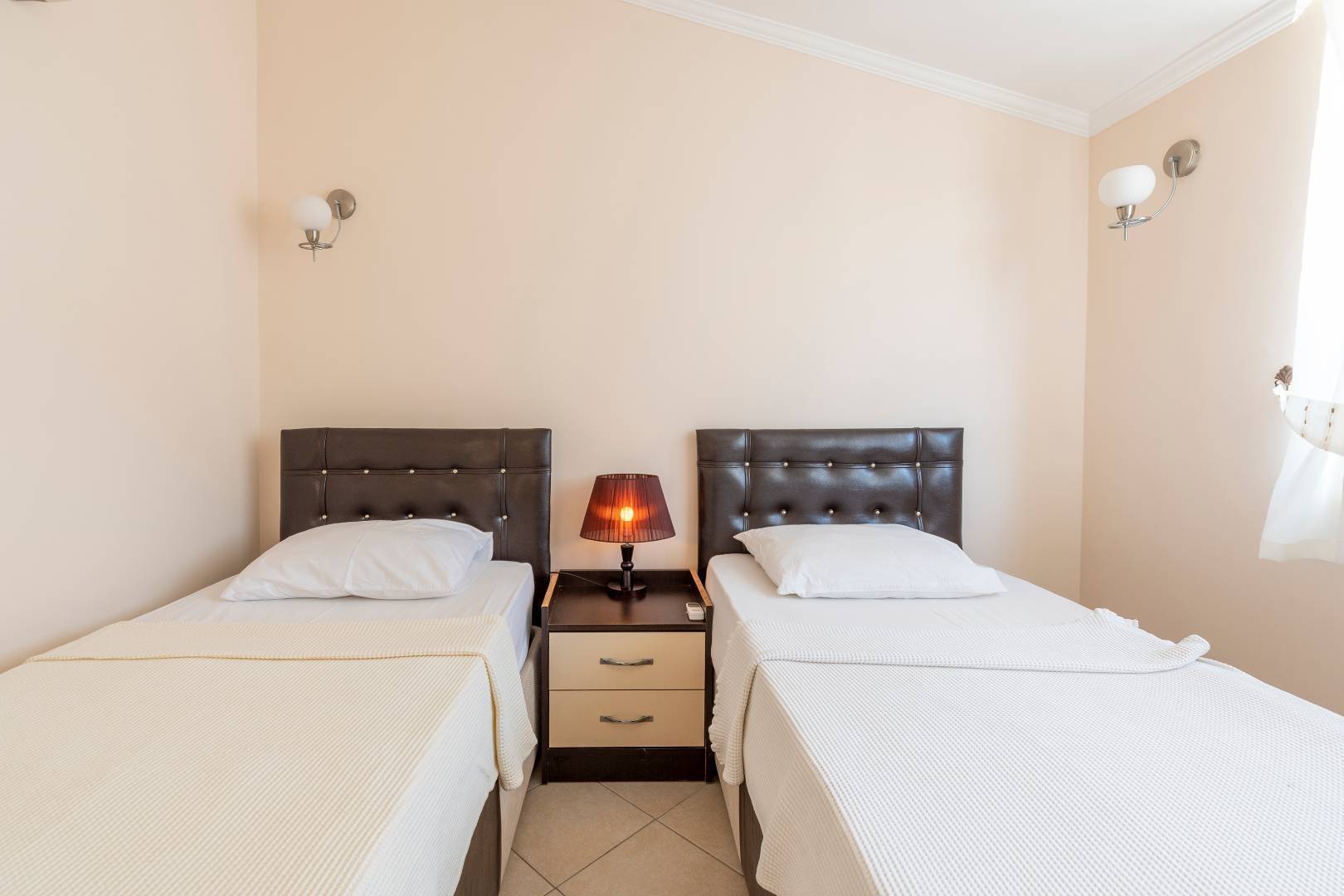 Didim Akbük'te Tesis İçerisinde, 3+1, Bahçeli Villa