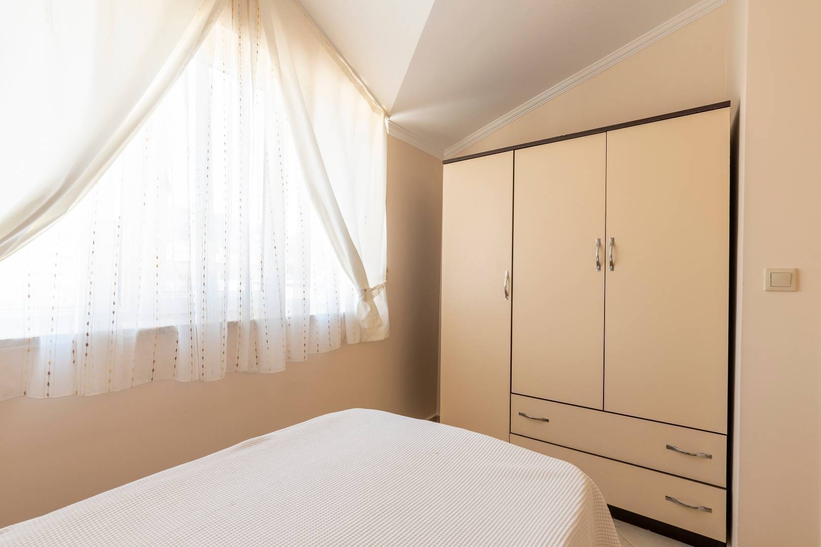 Didim Akbük'te Tesis İçerisinde, 3+1, Bahçeli Villa