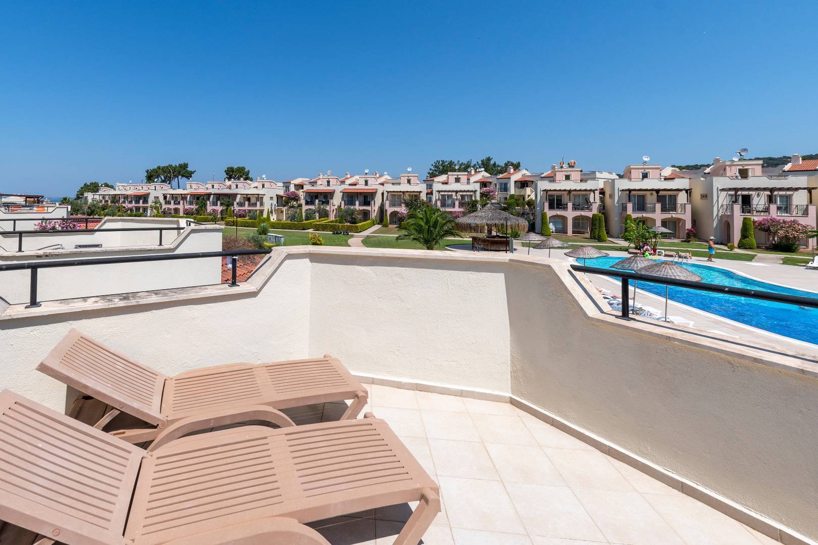 Didim Akbük'te Tesis İçerisinde, 3+1, Bahçeli Villa