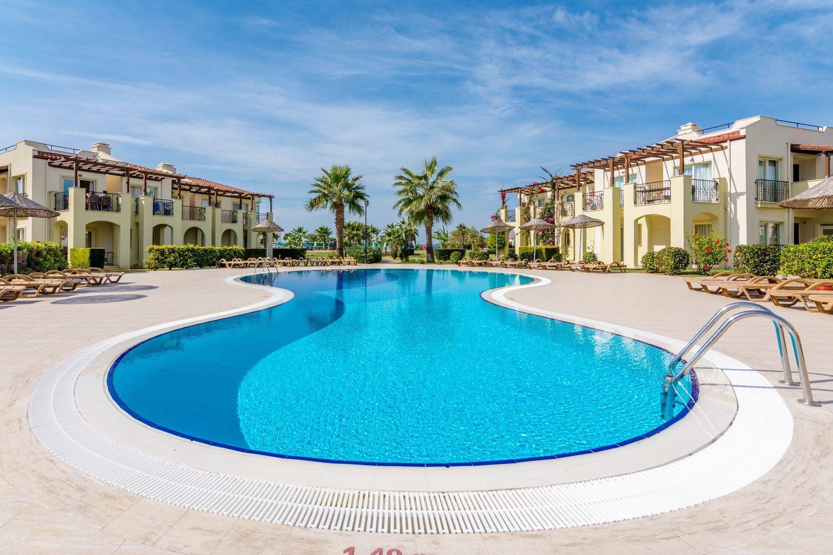 Didim Akbük'te Tesis İçerisinde, 3+1, Bahçeli Villa