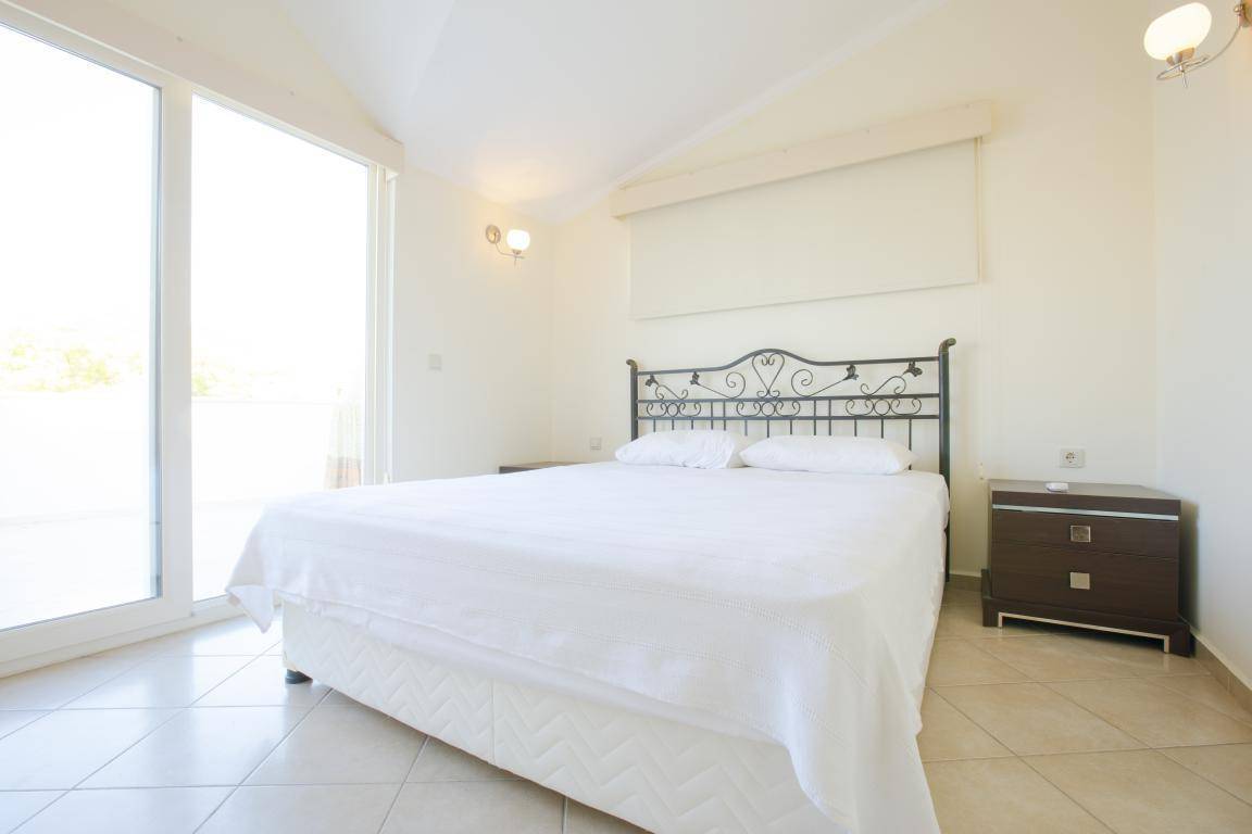 Didim Akbük'te Tesis İçerisinde, Ortak Havuzlu, 3+1 Villa