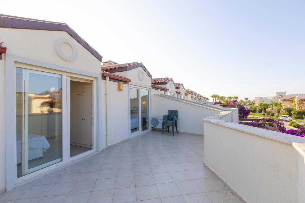 Didim Akbük'te Tesis İçerisinde, Ortak Havuzlu, 3+1 Villa