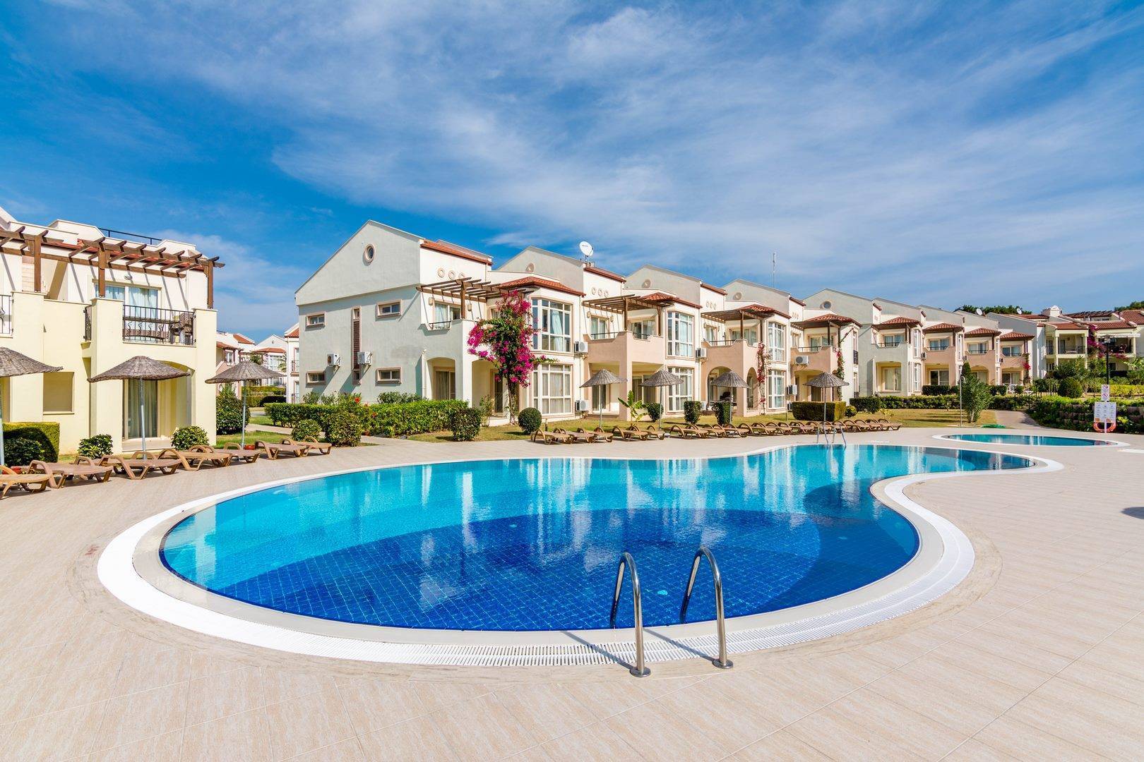 Didim Akbük'te Tesis İçerisinde, Ortak Havuzlu, 3+1 Villa