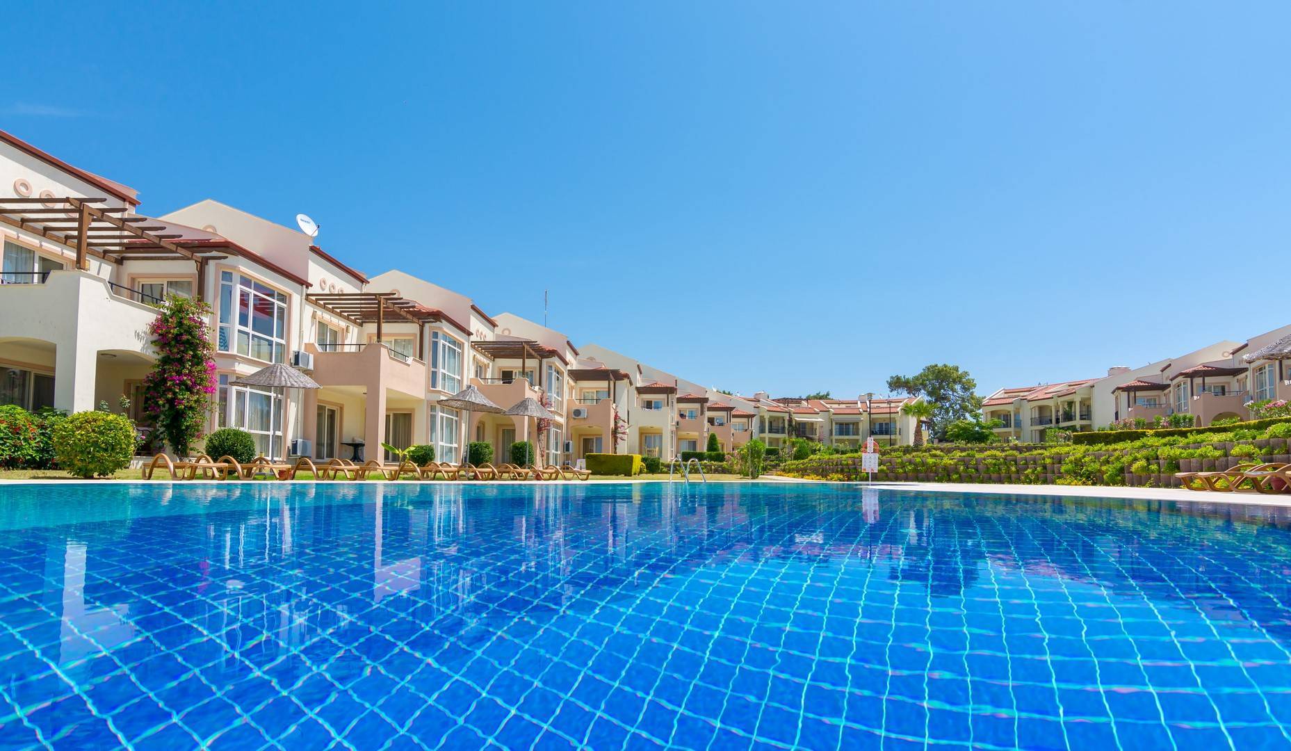 Didim Akbük'te Tesis İçerisinde, Ortak Havuzlu, 3+1 Villa