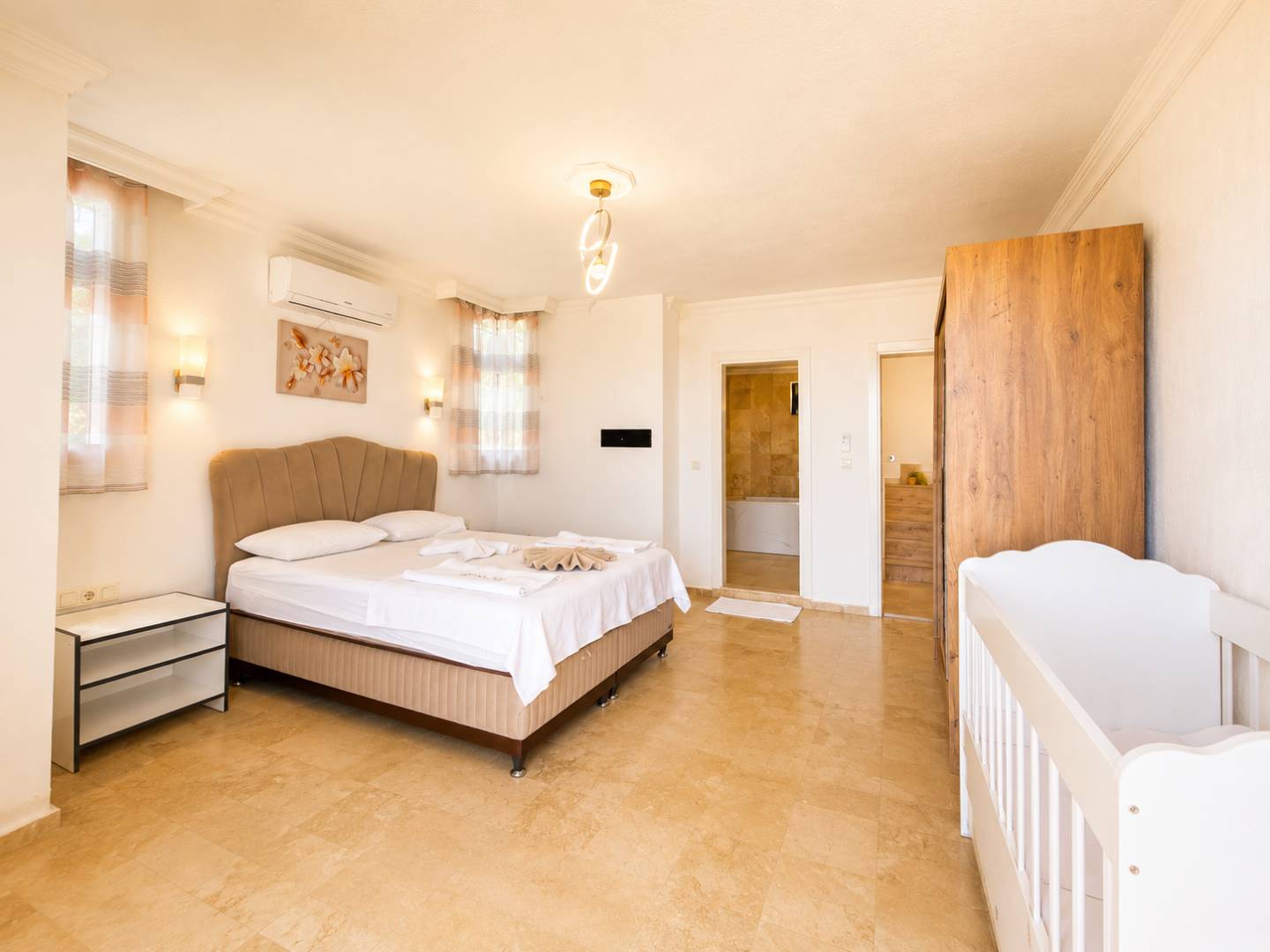 Kaş Palamut'da Enfes Doğa Manzaralı, Özel Havuzlu, Geniş Villa