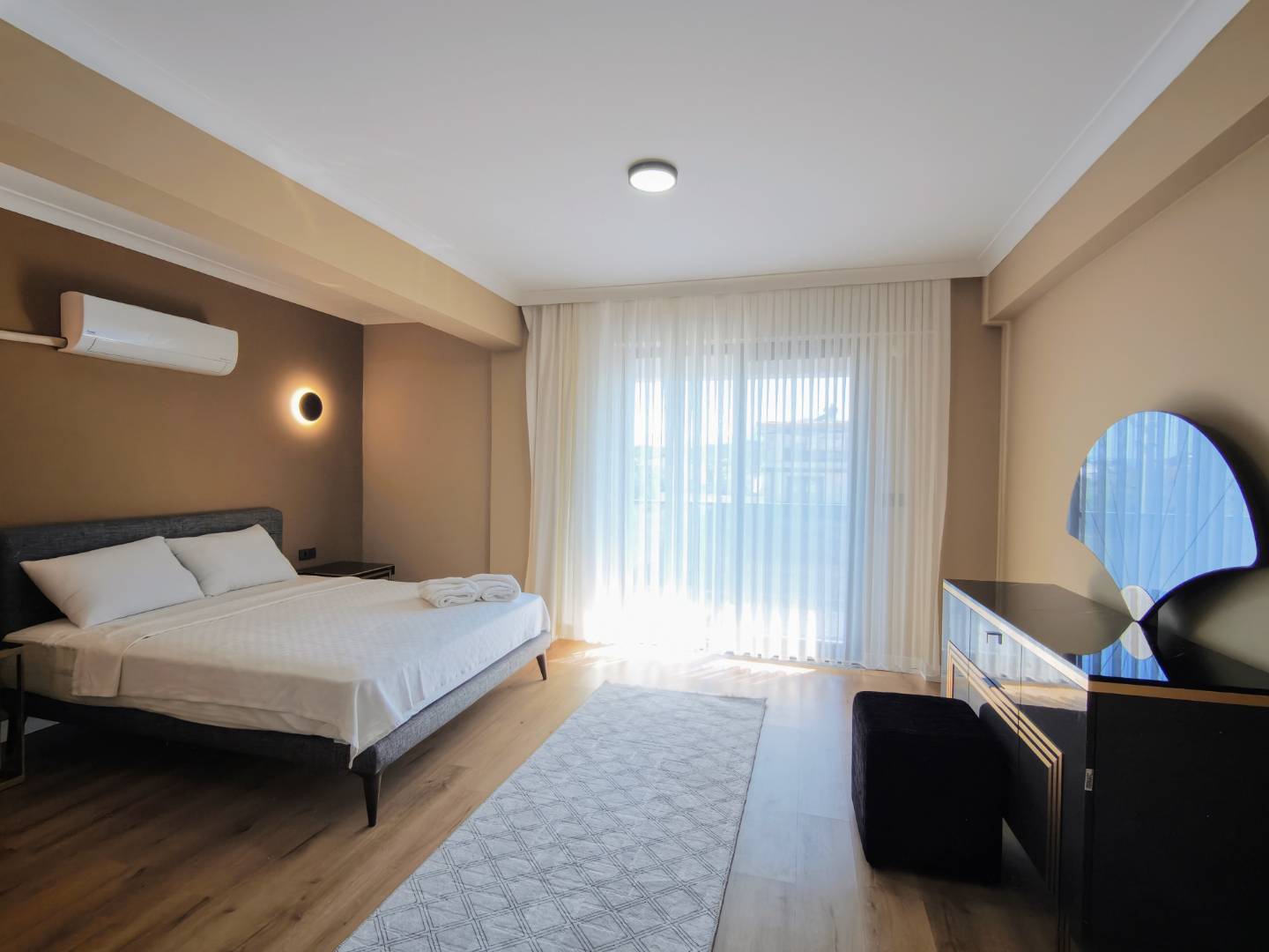 Seydikemer Gerişburnu'nda Geniş Aileler için Uygun, Özel Havuzlu, Modern Villa