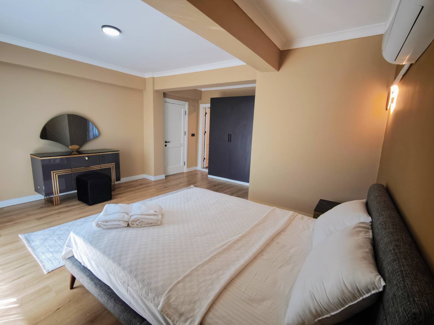 Seydikemer Gerişburnu'nda Geniş Aileler için Uygun, Özel Havuzlu, Modern Villa
