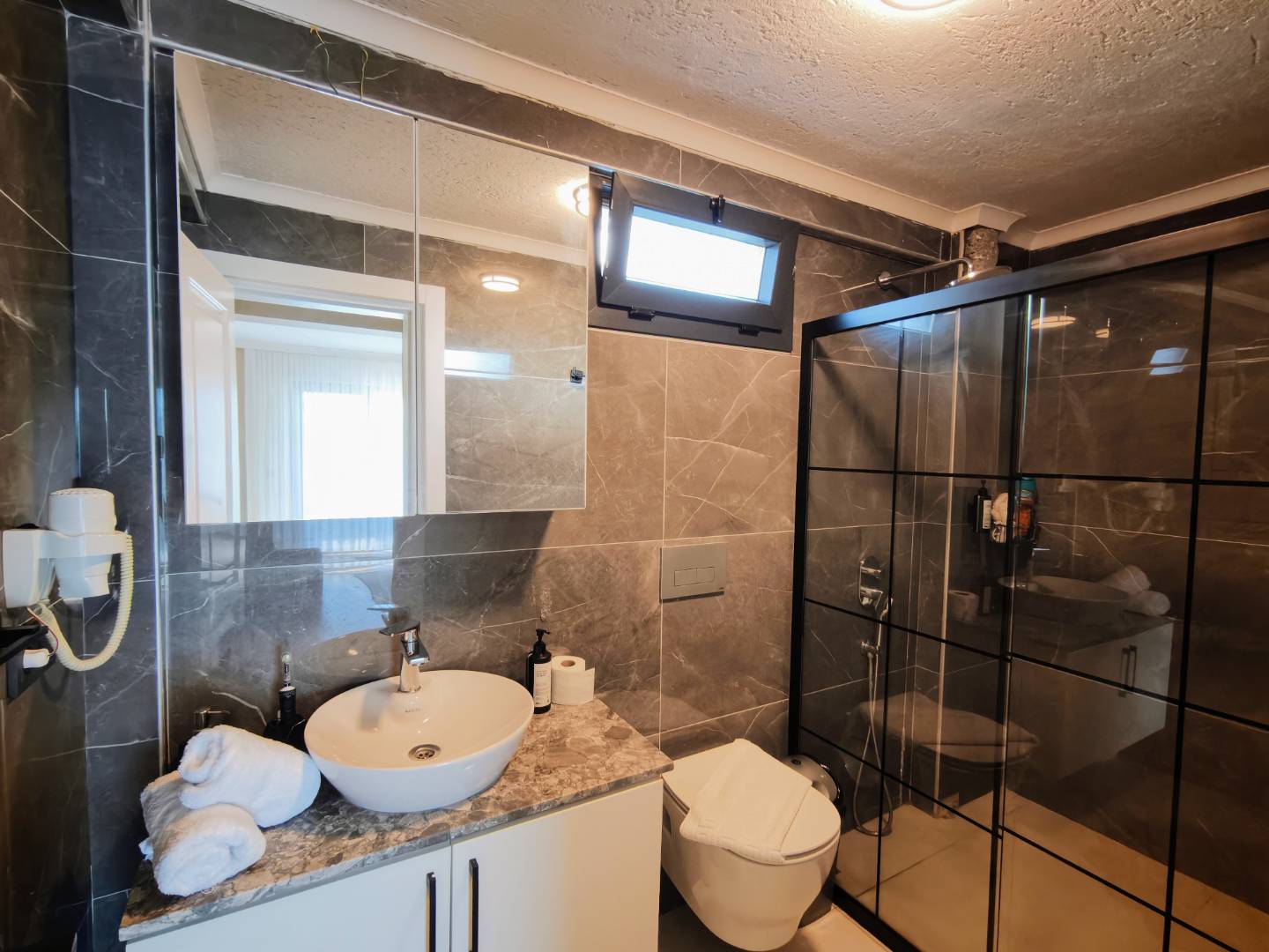Seydikemer Gerişburnu'nda Geniş Aileler için Uygun, Özel Havuzlu, Modern Villa