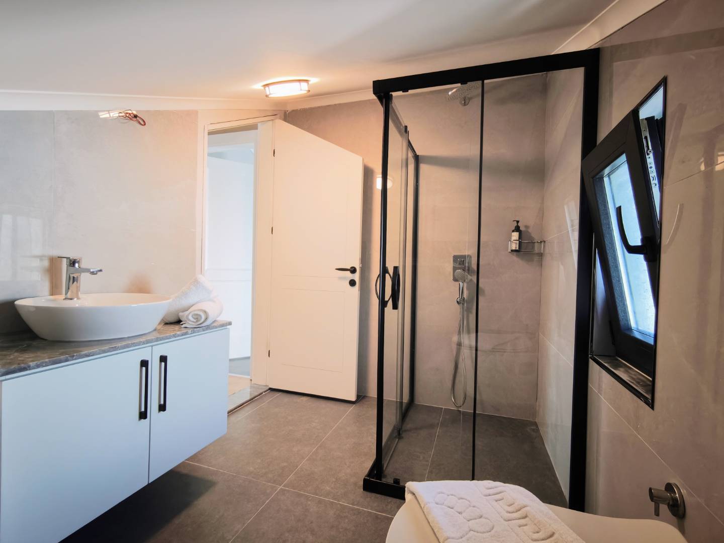 Seydikemer Gerişburnu'nda Geniş Aileler için Uygun, Özel Havuzlu, Modern Villa