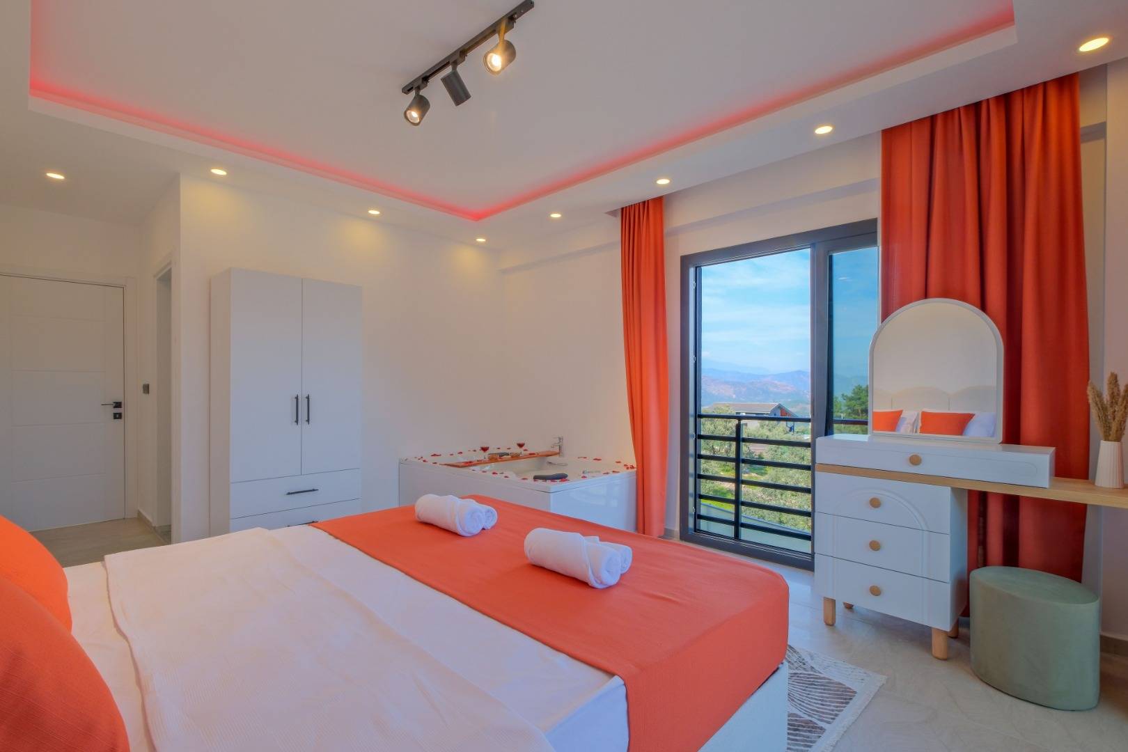 Fethiye Bozyer'de Geniş Ailelere Uygun, Özel Havuzlu, 3+1 Kiralık Villa