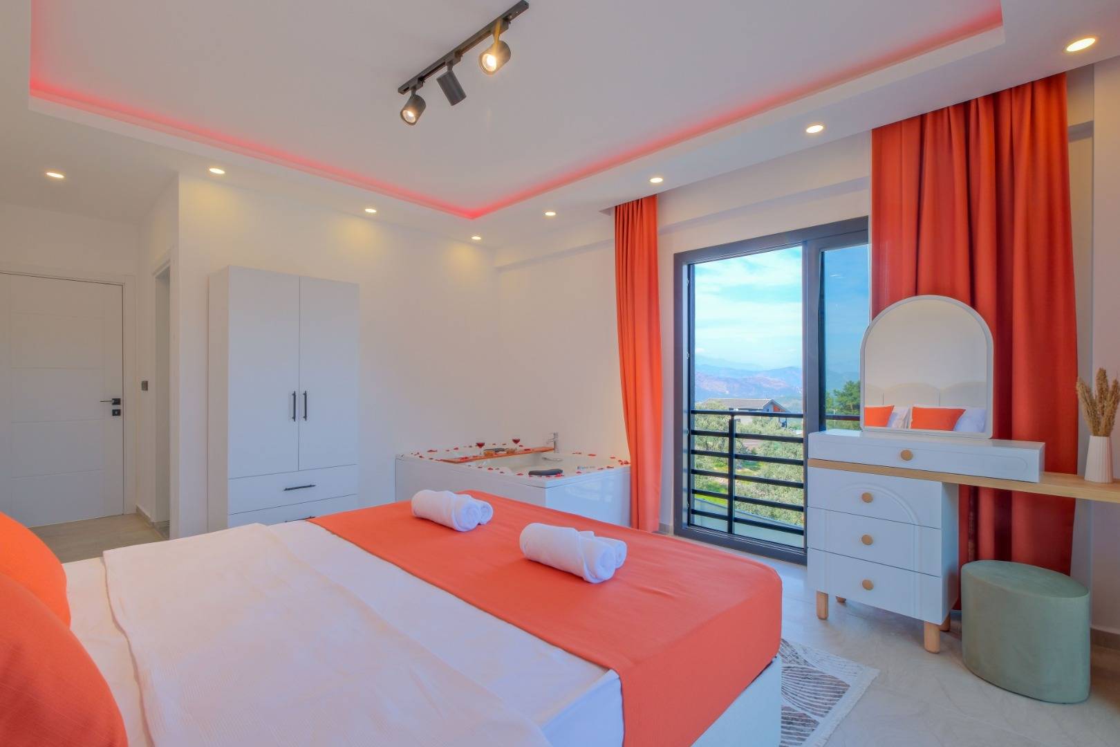 Fethiye Bozyer'de Geniş Ailelere Uygun, Özel Havuzlu, 3+1 Kiralık Villa