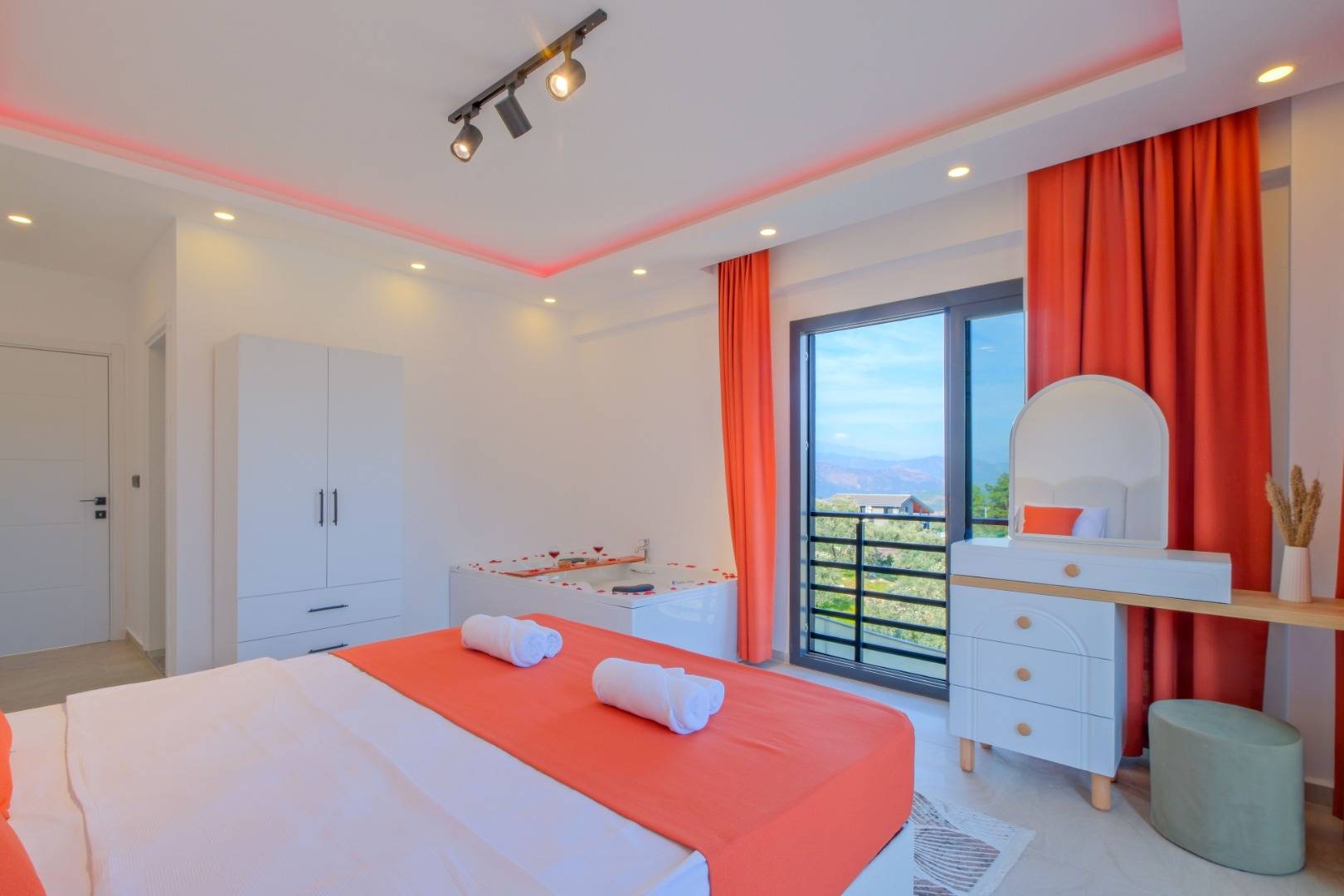 Fethiye Bozyer'de Geniş Ailelere Uygun, Özel Havuzlu, 3+1 Kiralık Villa